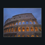 Cartão Postal Roman Colosseum à noite<br><div class="desc">Uma fotografia marcante do colosso romano,  que é um antigo marco em Roma,  Itália. Um ângulo e uma perspectiva interessantes. Tiro à noite com os arcos iluminados e a laranja brilhando. O céu tem nuvens escuras e azuis.</div>