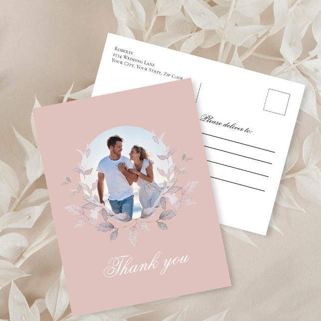 Cartão Postal Rosa Foto Casamento Agradecimento Script Grinalda (Blush pink wedding thank you postcard with photo wreath and elegant script design)