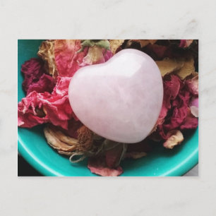 Cartão Postal Rosa Quartz Heart em uma cama de Rosa