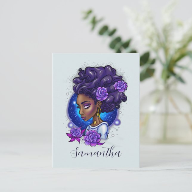 Cartão Postal Rosas Roxos Elegantes Afro Mulher (Em pé/Frente)