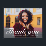 Cartão Postal roteiro de caligrafia moderno obrigado formatura<br><div class="desc">foto personalizada moderna do formando com texto em letra de caligrafia branca. Sinta-se à vontade para alterar a imagem e a mensagem de agradecimento na parte traseira.</div>