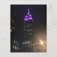 Roxo Empire State Construindo arranha-céu noturno 