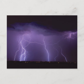 Cartão Postal Roxo Relâmpago numa Tempestade de Trovão Noturna n