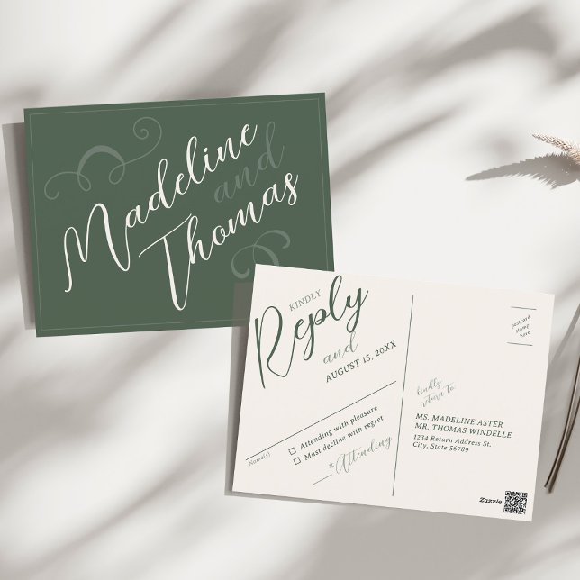 Cartão Postal RSVP de Casamento Verde do Elegante Script Simples (Elegant modern unique slant script and swirl dark moss green wedding invitation suite RSVP postcard)