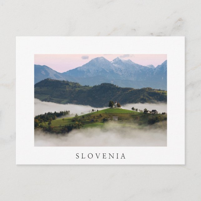 Cartão Postal Rua: Igreja Thomas com montanhas na Eslovênia bran (Frente)