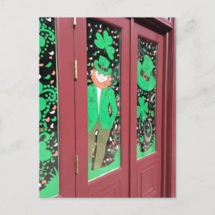 Cartão Postal Rua Lucky Green Leprechaun. Janelas do Dia de Patr