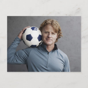 Cartão Postal Ruiva segurando uma bola de futebol no ombro