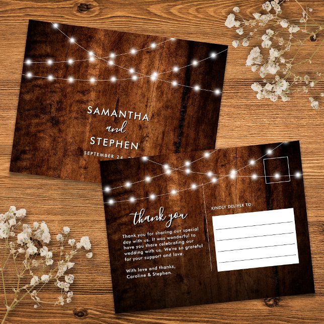 Cartão Postal Rustic String Lights & Wood Weding Obrigado (Criador carregado)