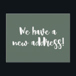 Cartão Postal Sábio Escuro Minimalista Nós Mudamos De Novo Movim<br><div class="desc">Este moderno minimalista que movemos o cartão-postal do anúncio apresenta riscas de pincel divertidas em verde-escuro e branco.</div>