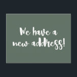 Cartão Postal Sábio Escuro Minimalista Nós Mudamos De Novo Movim<br><div class="desc">Este moderno minimalista que movemos o cartão-postal do anúncio apresenta riscas de pincel divertidas em verde-escuro e branco.</div>