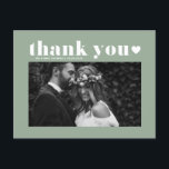 Cartão Postal Sage Green Retro Bold Typografia Casamento Obrigad<br><div class="desc">Enviar obrigado a você com este obrigado de fotos personalizável que você faz o cartão-postal. Apresenta tipografia ousada e sobreposição cardíaca. Esse cartões de agradecimentos verde sábio será perfeito para uma variedade de eventos,  como casamentos e graduações. Personalize adicionando suas fotos horizontais favoritas.</div>