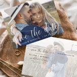 Cartão Postal Salvar a foto manuscrita de data branca<br><div class="desc">Casamento manuscrito Salve os Cartões de Data que têm uma foto na frente e atrás. Os cartões Save the Date Fall, Autumn, Winter, Primavera ou Summer contêm uma tipografia moderna escrita cursiva escrita escrita escrita escrita escrita escrita escrita escrita escrita com letra mão que é elegante, simples e moderna para...</div>