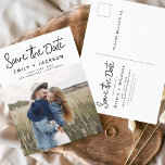 Cartão Postal Salve o Data Boho Minimalista Photo Modern<br><div class="desc">Capture a essência da sua história de amor com o nosso Cartão-postal Minimalista de Foto para Salvar o Data Boho. Este postal é uma fusão de minimalismo contemporâneo e charme boêmico, fazer a escolha perfeita para anunciar seu próximo casamento. Apresentando sua querida foto de noivado, este cartão-postal se torna uma...</div>