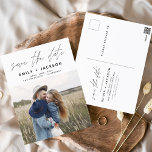 Cartão Postal Salve o Data Boho Minimalista Photo Modern<br><div class="desc">Capture a essência da sua história de amor com o nosso Cartão-postal Minimalista de Foto para Salvar o Data Boho. Este postal é uma fusão de minimalismo contemporâneo e charme boêmico, fazer a escolha perfeita para anunciar seu próximo casamento. Apresentando sua querida foto de noivado, este cartão-postal se torna uma...</div>