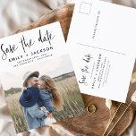 Cartão Postal Salve o Data Boho Minimalista Photo Modern<br><div class="desc">Capture a essência da sua história de amor com o nosso Cartão-postal Minimalista de Foto para Salvar o Data Boho. Este postal é uma fusão de minimalismo contemporâneo e charme boêmico, fazer a escolha perfeita para anunciar seu próximo casamento. Apresentando sua querida foto de noivado, este cartão-postal se torna uma...</div>