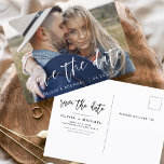 Cartão Postal Salve o Data Boho Minimalista Photo Modern<br><div class="desc">Capture a essência da sua história de amor com o nosso Cartão-postal Minimalista de Foto para Salvar o Data Boho. Este postal é uma fusão de minimalismo contemporâneo e charme boêmico, fazer a escolha perfeita para anunciar seu próximo casamento. Apresentando sua querida foto de noivado, este cartão-postal se torna uma...</div>