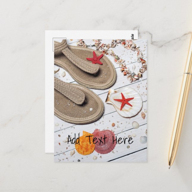 Cartão Postal Sandálias, conchas e Starfish na praia (Frente/Verso In Situ)
