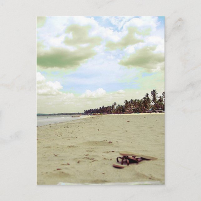 Cartão Postal Sandálias em praia tropical (Frente)