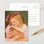 Cartão Postal Sara segurando um gato | Mary Cassatt<br><div class="desc">Sara Holding um Gato (1908) da artista impressionista americana Mary Cassatt. A pintura de arte original retrata um retrato de uma garotinha vestindo um vestido rosa e segurando um gatinho. Use as ferramentas de design para adicionar texto personalizado ou personalizar a imagem.</div>