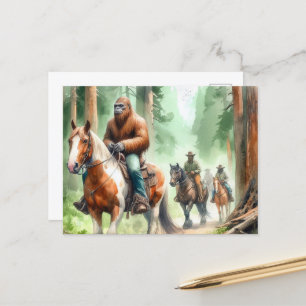 Cartão Postal Sasquatch cavalga um cavalo de pintura numa pista