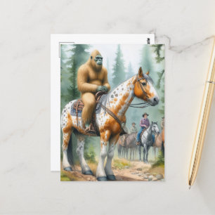 Cartão Postal Sasquatch cavalga um cavalo numa pista