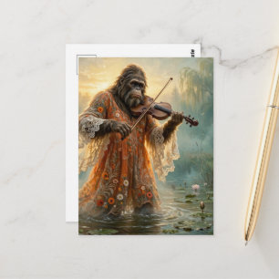 Cartão Postal Sasquatch com um violino no lago de lírios