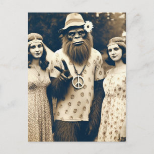 Cartão Postal Sasquatch Hippie Sepia Com Duas Mulheres