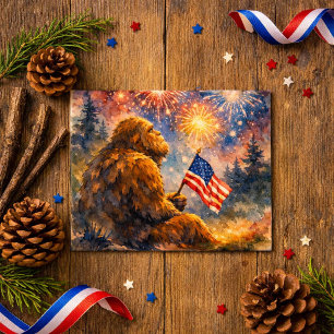 Cartão Postal Sasquatch Segurando Bandeira Americana Fogueira de