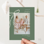 Cartão Postal Saudação de Natal para a Família Verde Moderno<br><div class="desc">Compartilhe alegria de férias com esta elegante carta de Natal com fotografia da família, com um design de sotaque de arco de sotaque verde e minimalista desenhado à mão. Perfeito por enviar saudações calorosas a amigos e entes queridos, este cartão de feriado moderno destaca sua foto favorita de família no...</div>