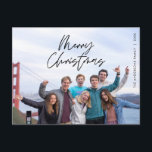 Cartão Postal Saudação Moderna, Feliz Foto da Família de Natal<br><div class="desc">Feliz Natal. Comemore a temporada com este cartão postal da família Ele é totalmente personalizável e personalizado com suas próprias mensagens de saudação. Adicione seu endereço de devolução para facilitar a correspondência. É simples, fácil, mas moderno minimalista e festivo. Este é o cartão postal perfeito para enviar seus desejos de...</div>