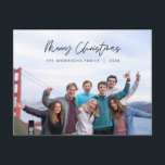 Cartão Postal Saudação Moderna, Feliz Foto da Família de Natal<br><div class="desc">Feliz Natal. Comemore a temporada com este cartão postal da família Ele é totalmente personalizável e personalizado com suas próprias mensagens de saudação. Adicione seu endereço de devolução para facilitar a correspondência. É simples, fácil, mas moderno minimalista e festivo. Este é o cartão postal perfeito para enviar seus desejos de...</div>