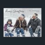 Cartão Postal Saudação Moderna, Feliz Posto de Fotos da Família<br><div class="desc">Feliz Natal. Comemore a temporada com este cartão postal da família Ele é totalmente personalizável e personalizado com suas próprias mensagens de saudação. Adicione seu endereço de devolução para facilitar a correspondência. É simples, fácil, mas moderno minimalista e festivo. Este é o cartão postal perfeito para enviar seus desejos de...</div>