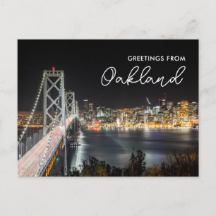 Cartão Postal Saudações da Linha do Horizonte Noturna de Oakland