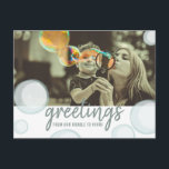 Cartão Postal Saudações Da Nossa Foto De Distância Social Da Bub<br><div class="desc">Bubble tematizou o distanciamento social de quarentena com fotos personalizadas.  Frente diz: "Saudações da nossa bolha à sua."  Personalize as costas com uma mensagem.</div>
