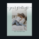 Cartão Postal Saudações de Fotografias da Família Sage Green Ele<br><div class="desc">Foto personalizada da família Minimalista Universal Saudações Postcards com uma foto de na moda com uma camada de chic gradiente verde Sage em fundo rosa púrpura, sua mensagem de saudação em uma fonte elegante escrita à mão, seu nome, data, ano, mensagem no verso em uma fonte moderna e simples sans...</div>