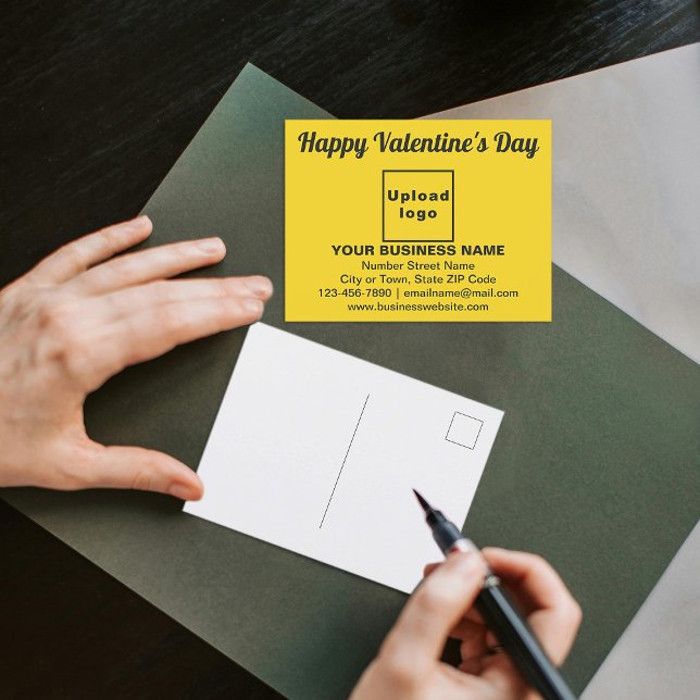 Cartão Postal Saudações de negócios no Dia dos Namorados em cart (Business brand with Valentine greeting on yellow postcard to advertise your business.)