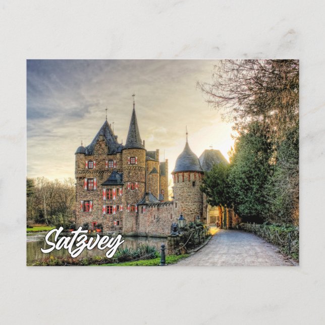 Cartão Postal Saudações do Castelo de Satzvey, Alemanha (Frente)