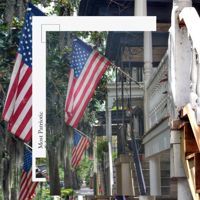 Cartão Postal Savannah GA Patriotic Flags Jones Rua Fotográfica (Criador carregado)