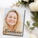 Cartão Postal Script de Flourish Preto da Foto do Formando Elega<br><div class="desc">Formando escrito em um elegante roteiro preto sobre sua foto de retrato de mais velho faz um cartão-postal bonito e minimalista de anúncio de graduação. Personalize com seu nome e segundo grau, faculdade ou classe universitária de 2025 sob a tipografia quic cursiva e adicione seus detalhes pessoais na parte de...</div>