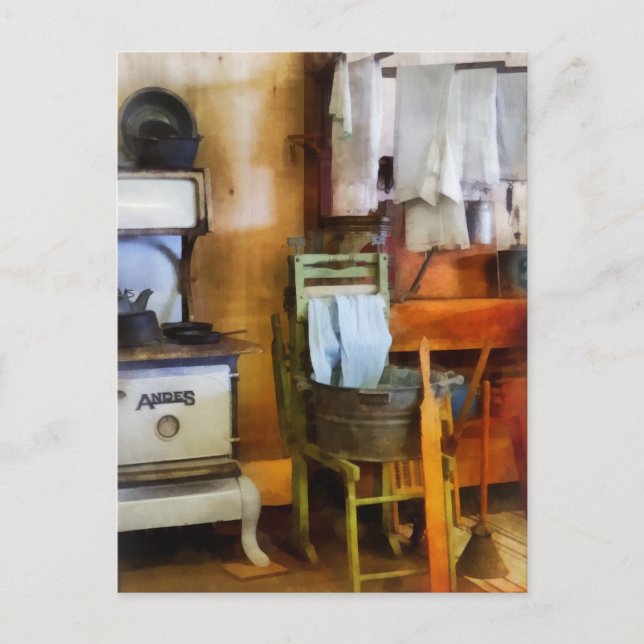 Cartão Postal Secagem de roupa em cozinha (Frente)