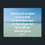 Cartão Postal Seja forte, Bíblia inspiracional, Verse Beach<br><div class="desc">Seja forte e corajoso. Não tenha medo. Não desanime. Pelo Senhor, seu Deus estará com você aonde quer que você vá. Um belo verso bíblia motivacional Joshua 1:9 escrito através de uma fotografia pacífica do oceano. Envie força e encorajamento a alguém com este cartão-postal inspirador.</div>