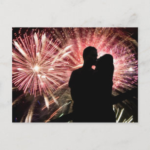 Cartão Postal Silhueta de beijos de Casal do Fireworks