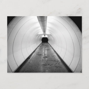 Cartão Postal Singapura. Um túnel de pedestres iluminado em