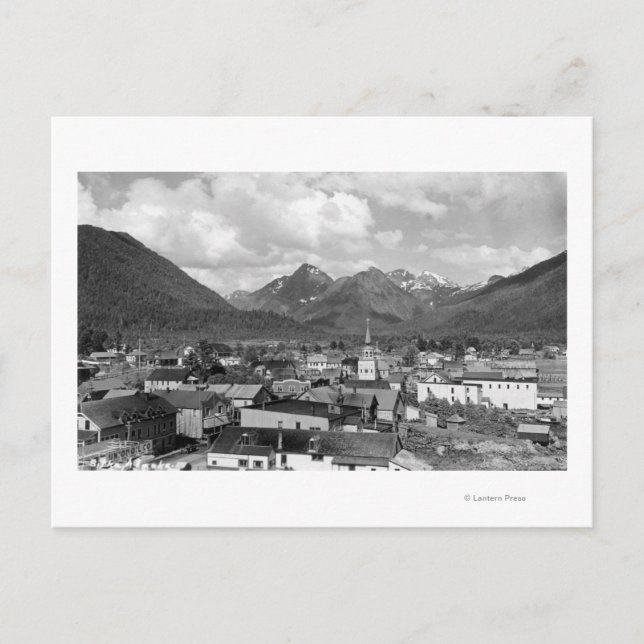 Cartão Postal Sitka, Alasca com três irmãs em segundo plano (Frente)