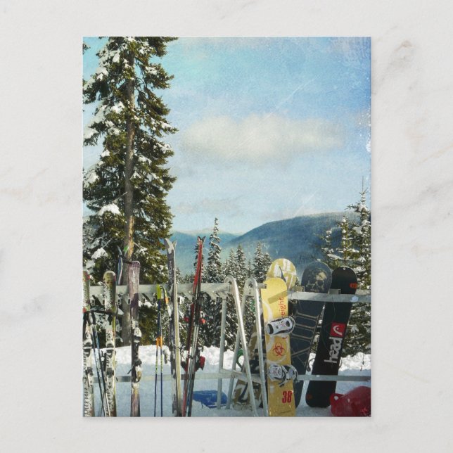 Cartão Postal Skis e Snowboards no Topo da Montanha (Frente)