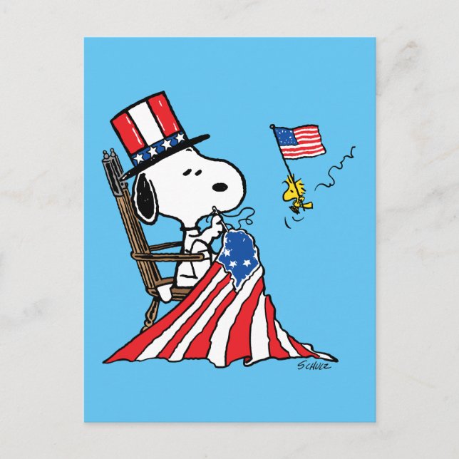 Cartão Postal Snoopy Sewing 4 de julho Flag (Frente)