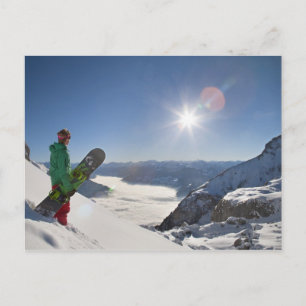 Cartão Postal Snowboarder a olhar do topo da montanha