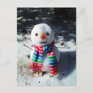 Cartão Postal Snowman com Rainbow Striped Scarf