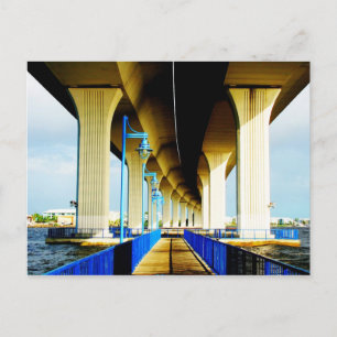 Cartão Postal Sob luzes azuis-ponte e foto de passagem