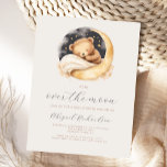 Cartão Postal Sobre o Chá de fraldas Nêutico do Urso da Lua<br><div class="desc">Este cartão-postal de convite para chás de fraldas de vassoura bonito apresenta um doce ursinho de pelúcia, adormecido numa lua crescente, rodeado por um céu noturno estrelado e profundo, acima das palavras "sobre a lua" em escrita manual. Personalize o texto com o nome da futura mãe no script e os...</div>